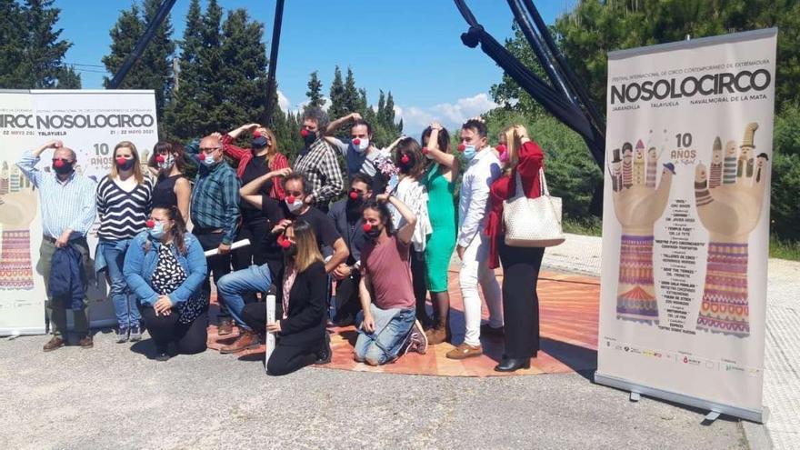 Organizadores, artistas y autoridades regionales, tras la presentación del programa circense en Navalmoral.