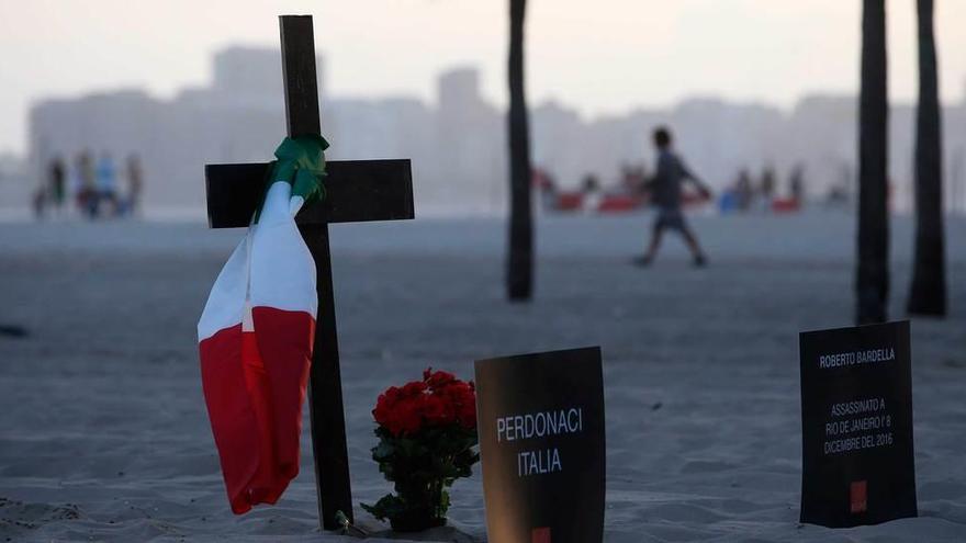 Bandera italina atada a una cruz en Río de Janeiro.