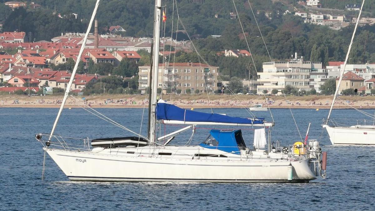 El velero "Moya", fondeado en Baiona, después de ser atacado por unas orcas