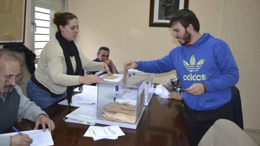 Un joven deposita el voto en la mesa electoral de Cobreros el pasado domingo.