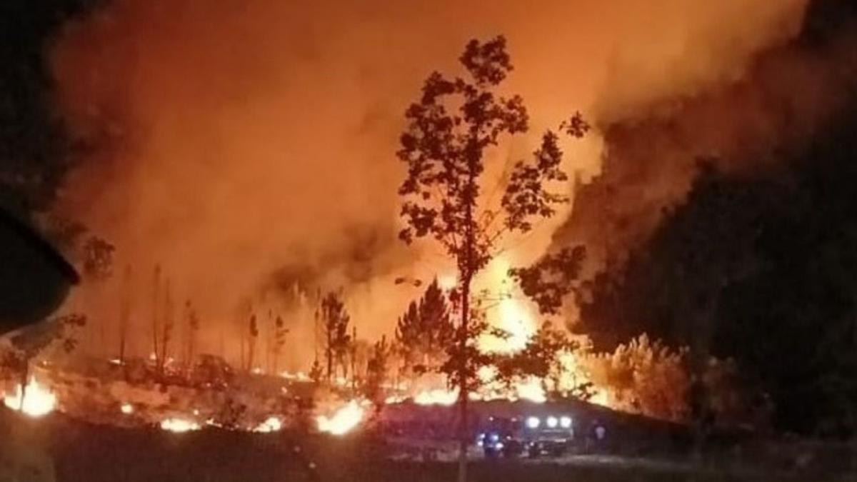 Fuego en Verín pasadas las 23 horas de la noche del viernes.