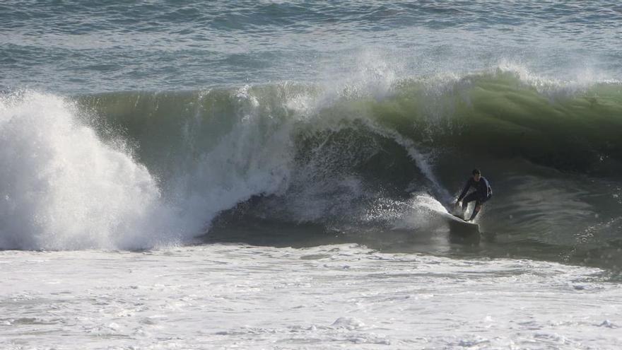 El temporal marítimo deja estas imágenes en La Caleta, donde un surfista ha pasado momentos de angustia