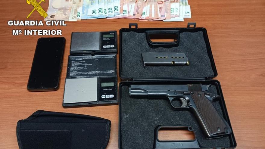 Intervienen heroína, cocaína, dinero y una pistola en el registro de una vivienda en Ponteareas
