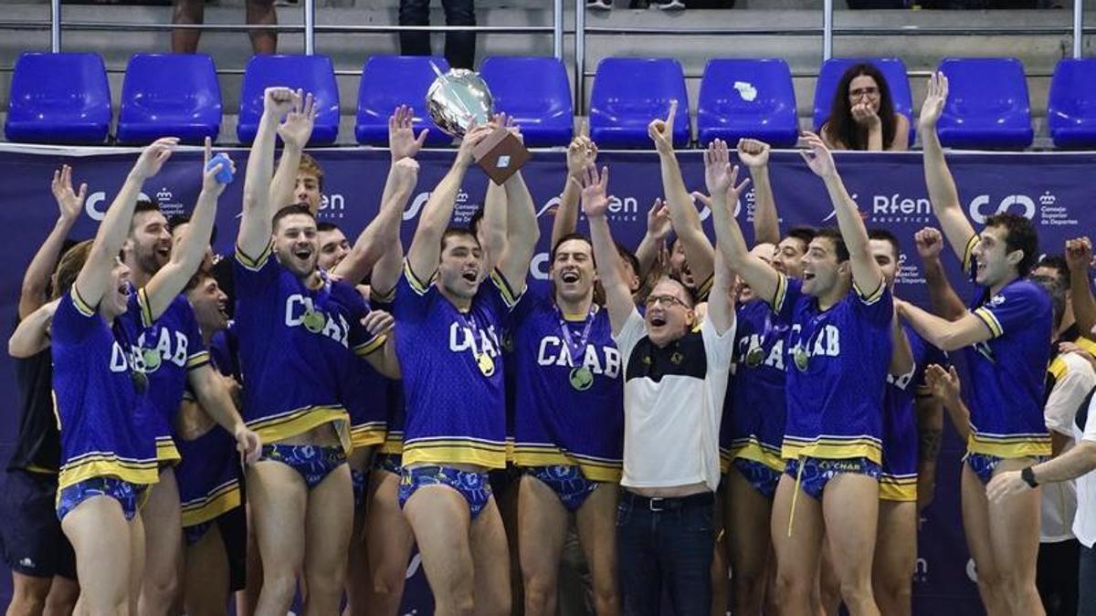 El Atlètic Barceloneta celebra el título de Liga conquistado este sábado.