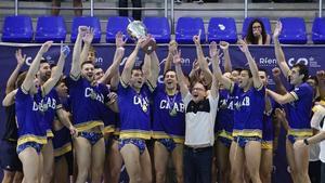 El Atlètic Barceloneta celebra el título de Liga conquistado este sábado.