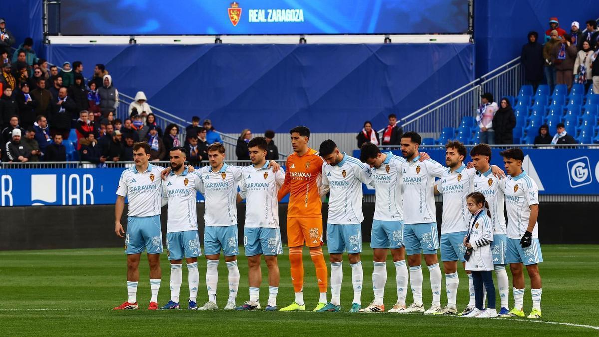 Los jugadores zaragocistas, con Pinilla y su hermana, Abril, antes del partido.