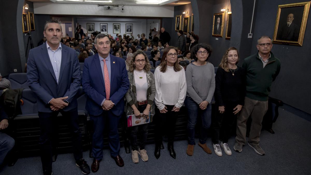 Una imagen de los representantes del Foro de Atención Primaria con el más de centenar de asistentes a la asamblea de ayer detrás.