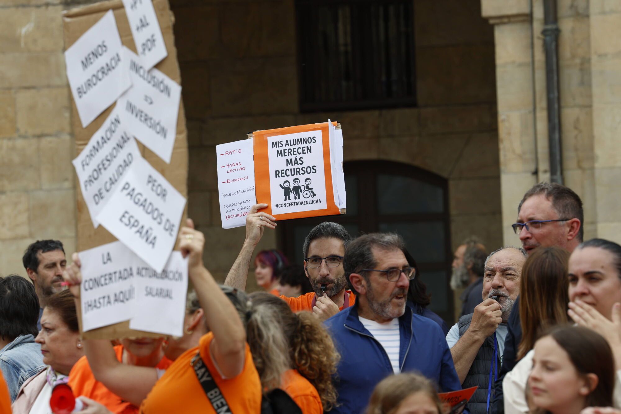 Así fue la concentración en Avilés de profesores y familias de los colegios concertados. 
