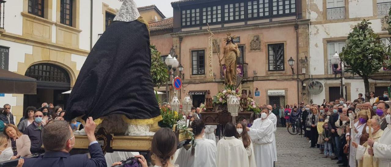 El encuentro de las dos imágenes, con la Virgen aún con el manto negro. | V. Alonso