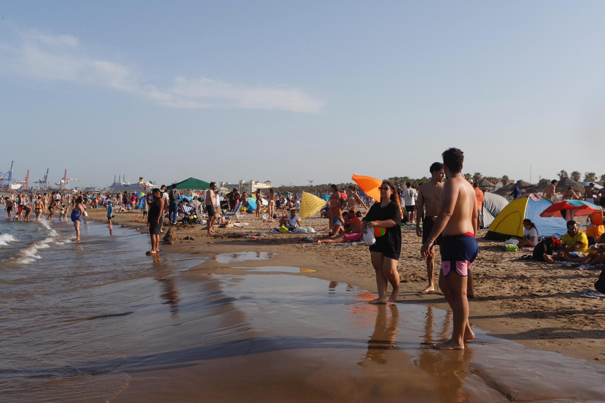 Todo listo para la noche de San Juan en las playas valencianas