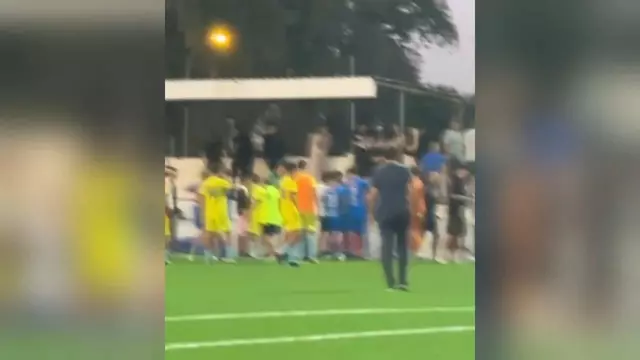 Batalla en las gradas de un partido de cadetes en Oliva