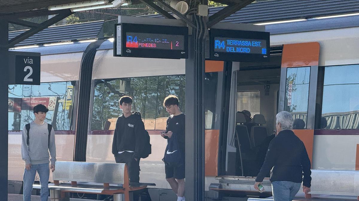 Usuaris a l’andana de l’estació de Sant Sadurní.