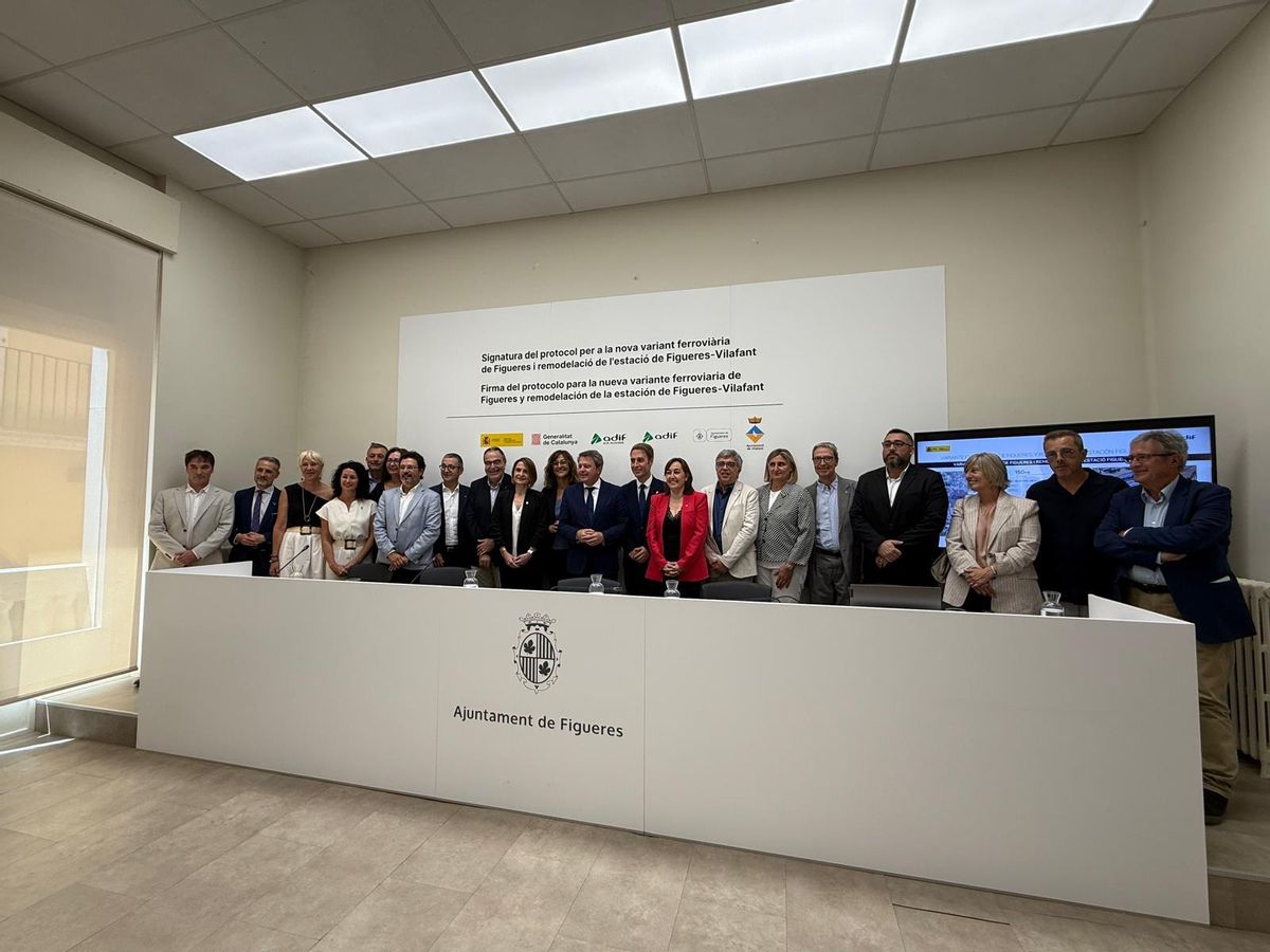 Els firmants i la resta d'autoritats en una foto testimonial de l'acte