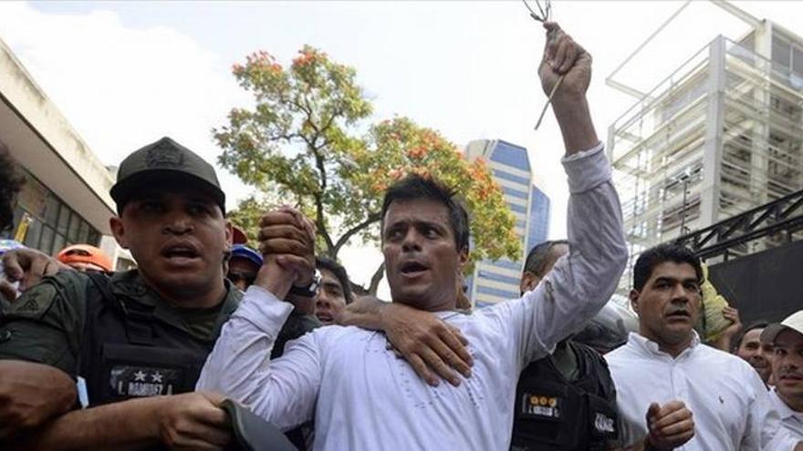 El opositor Leopoldo López se entrega a la Guardia Nacional venezolana en una plaza caraqueña