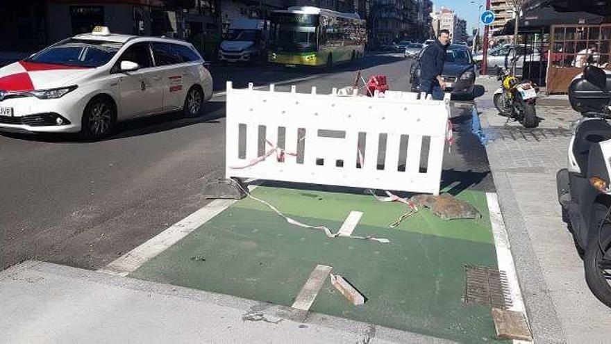 Pruebas de pintura del carril bici entre Samil y Teis que se están realizando en la calle Venezuela. // Alberto Blanco