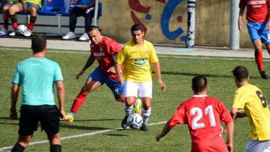 Una disputa de balón, ayer, en el campo de A Granxa. // G. Núñez