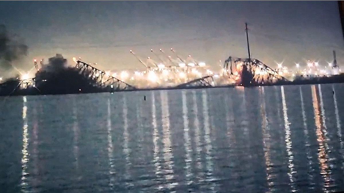 Un barco carguero  impacta contra el puente Francis Scott Key en Baltimore