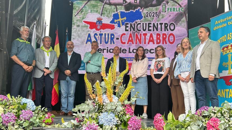 Homenaje al entrenador del racing de Santander, el asturiano José Alberto López, en el Encuentro astur-cántabro