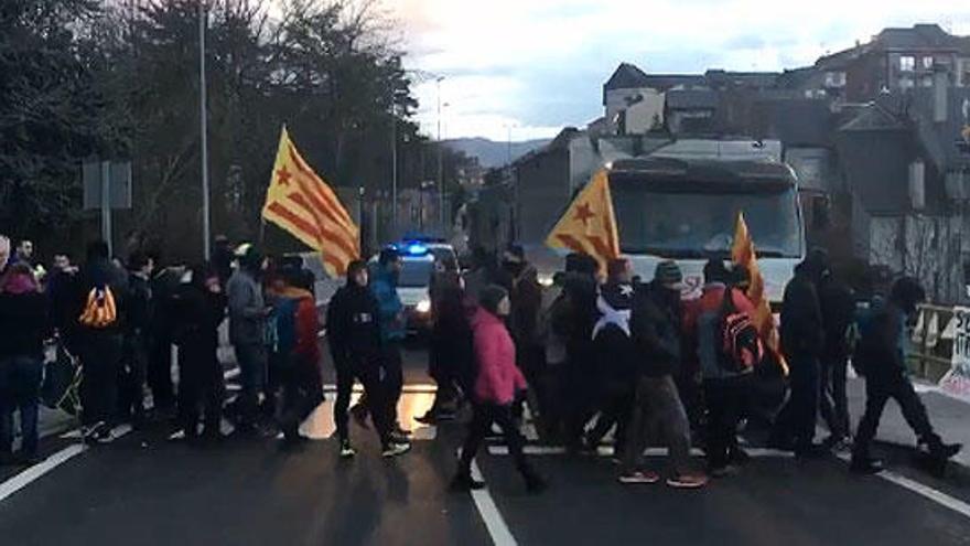 Independentistas cortan la N-260 en Lleida