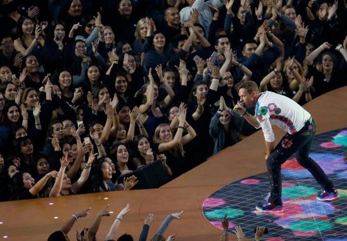 Chris Martin canta durante su actuación en el descanso de la Super Bowl.