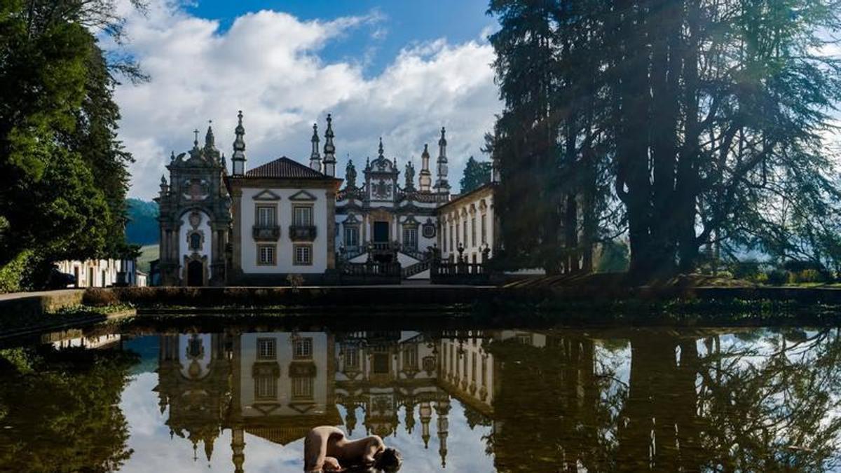 Este palacio establece un juego con el espacio que le rodea para sorprender al visitante.