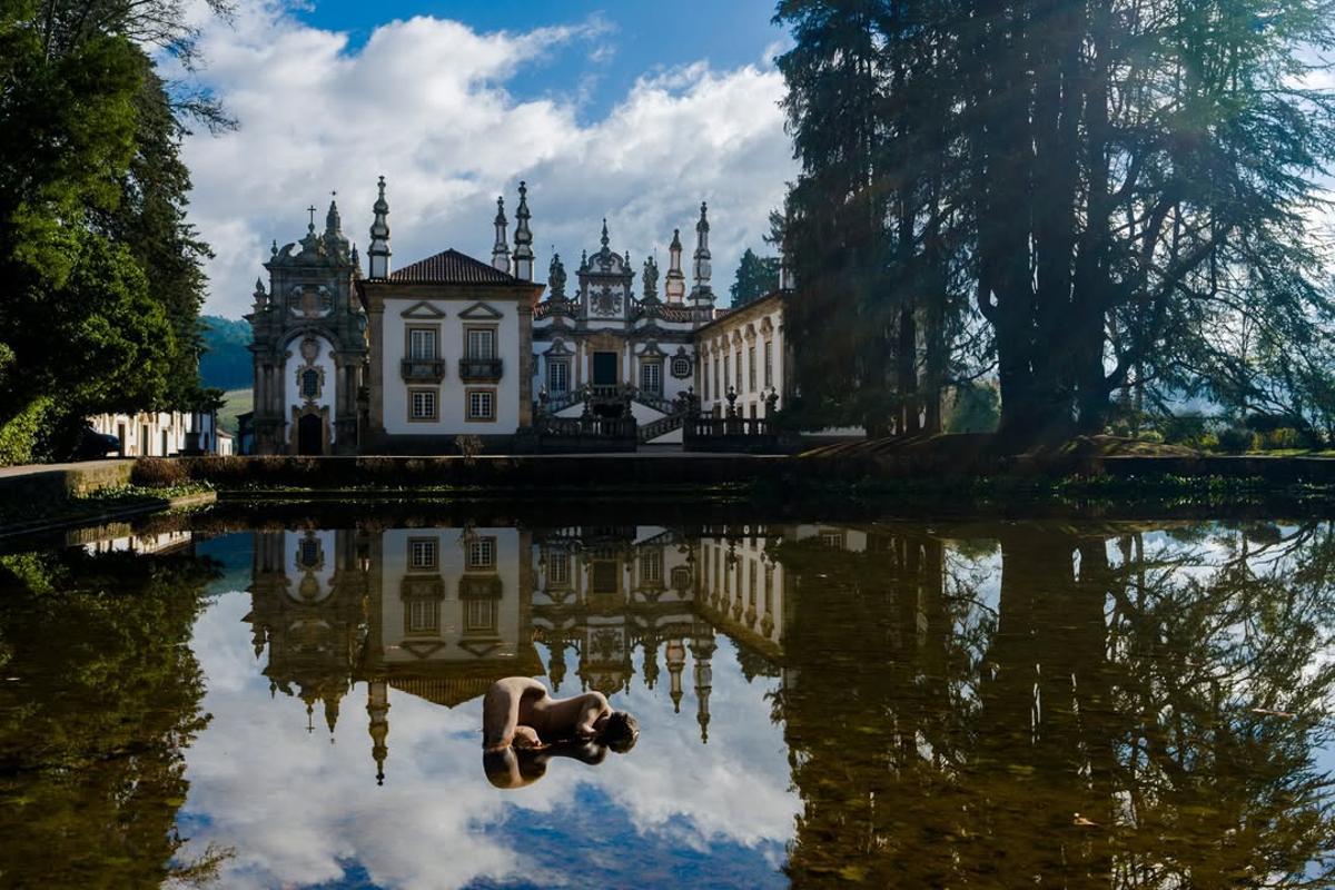 Este palacio juega con el espacio que lo rodea para llevar la arquitectura a otro nivel.