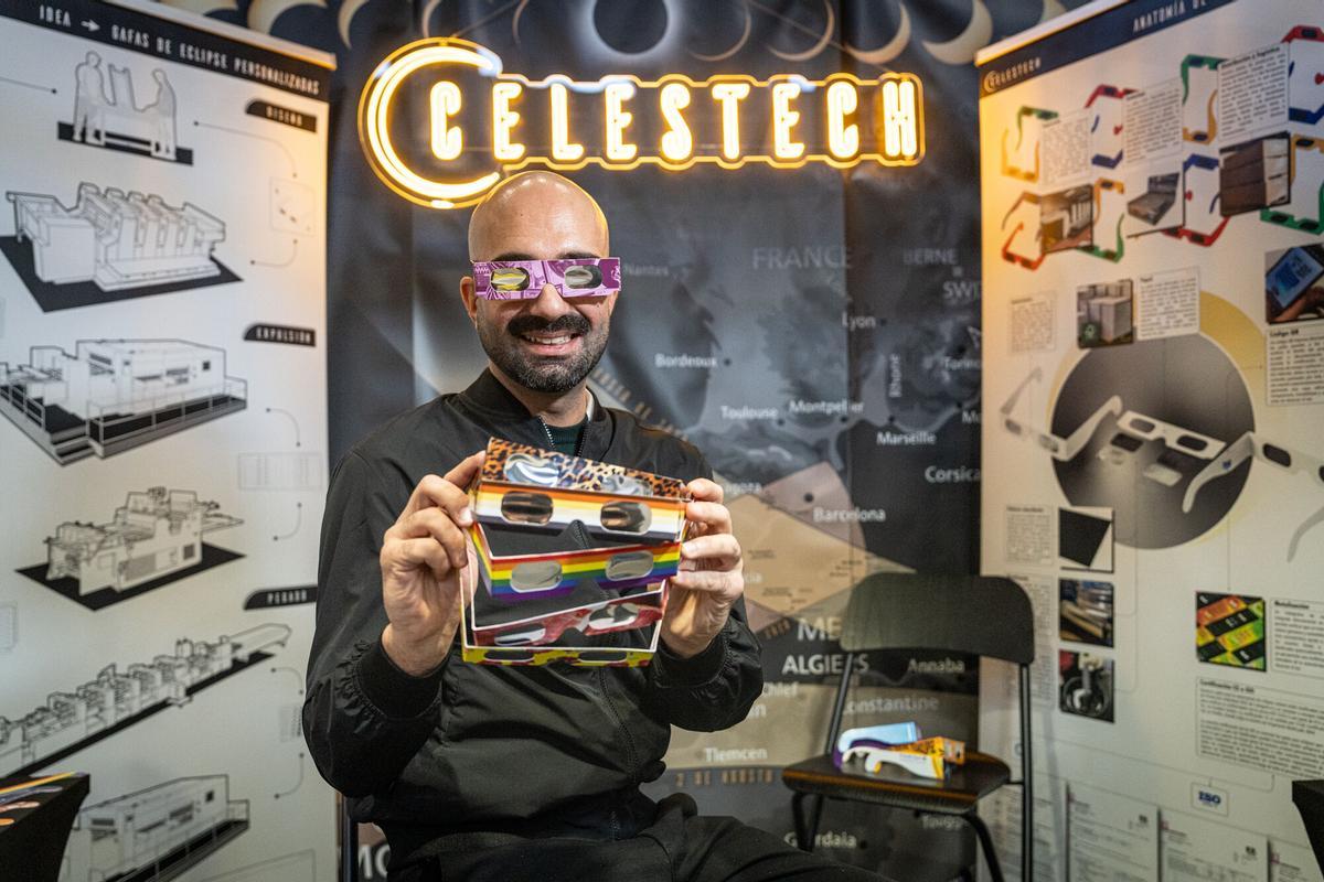 Barcelona 09/01/2026 Barcelona.  Los souvenirs más frikis del congreso Souvenir Expo Spain 2026, que abre hoy en la Fira de Montjuïc. PERSONA: Celestech - Jose Crespo. Gafas para ver eclipses solares. Palabras clave:  Souvenir Expo Spain 2026, souvenirs, merchandising, friki, curiosidades, congreso, feria, Fira de Montjuïc, Barcelona, expositores, productos, tendencias, industria del souvenir, AUTOR:MANU MITRU