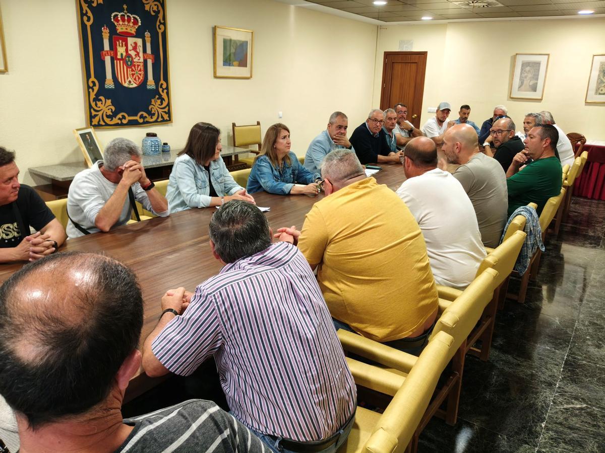 Reunión de los gruistas con la subdelegada del Gobierno.