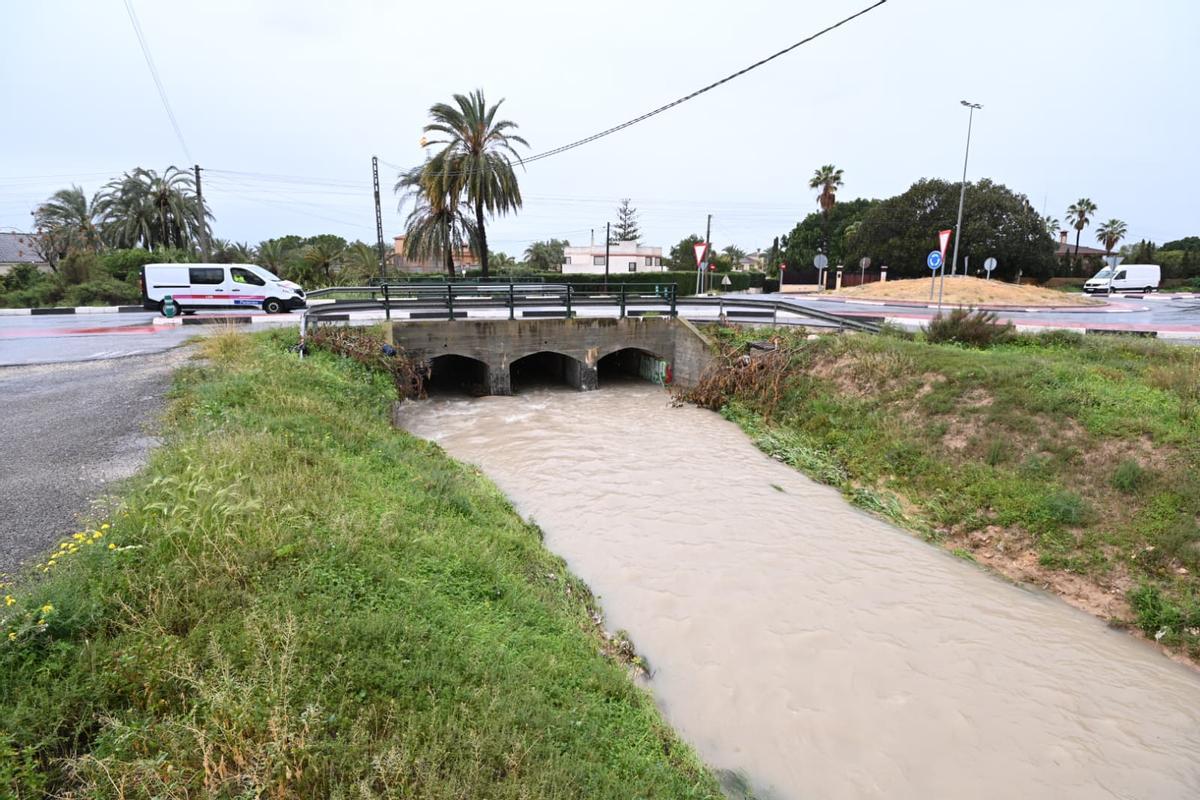 El barranco de San Antón en Elche se desborda en la carretera de Santa Pola