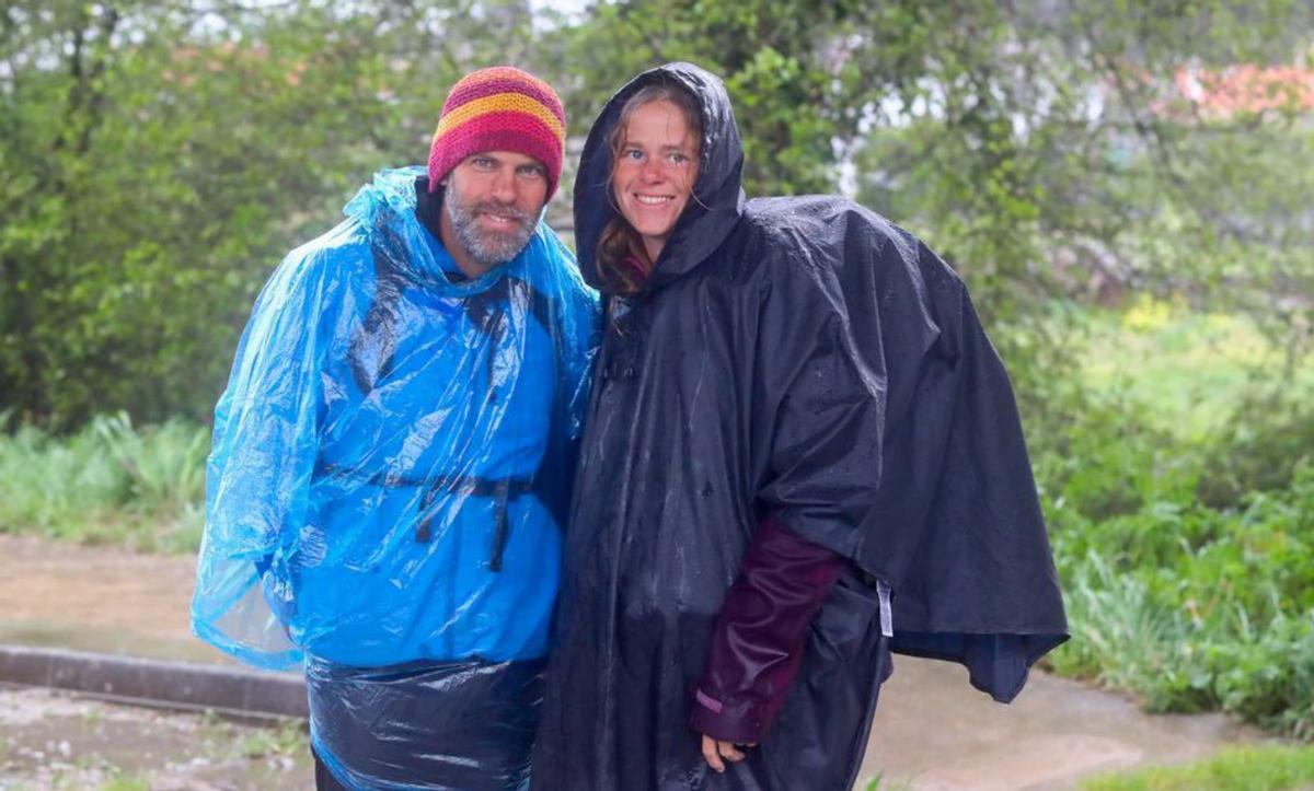 La lluvia no impidió el paso de los peregrinos. |   // IÑAKI ABELLA