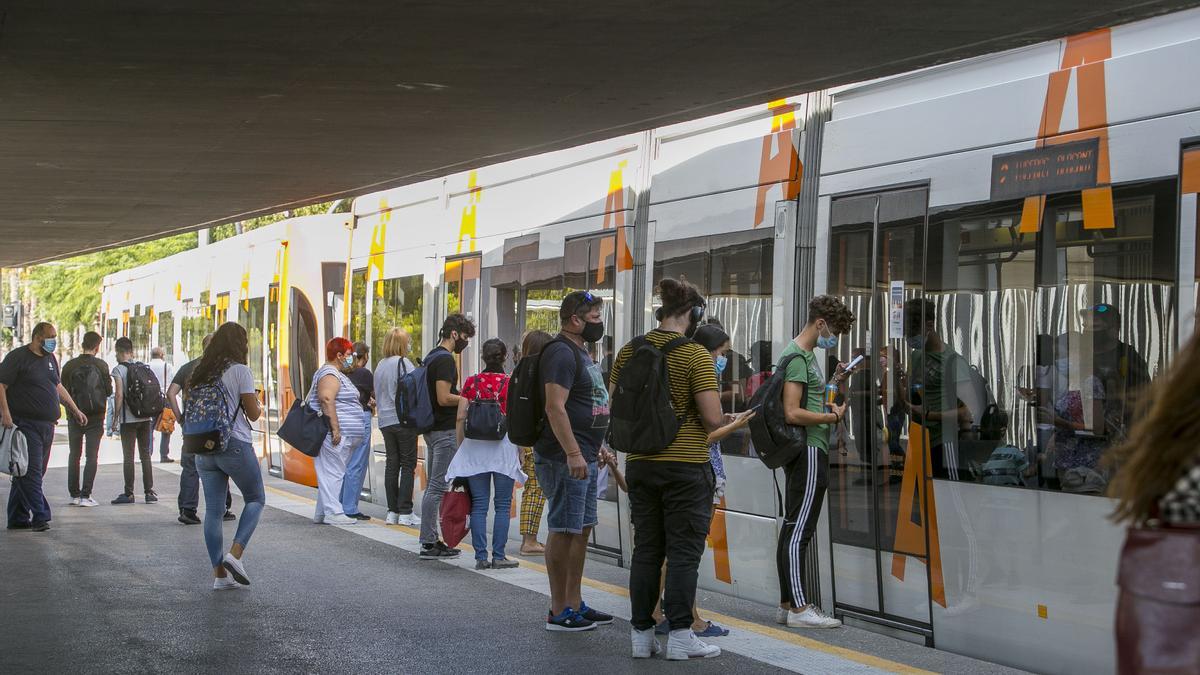 Pasajeros subiendo a una unidad del tranvía en la linea 2 que conecta Alicante con la Universidad