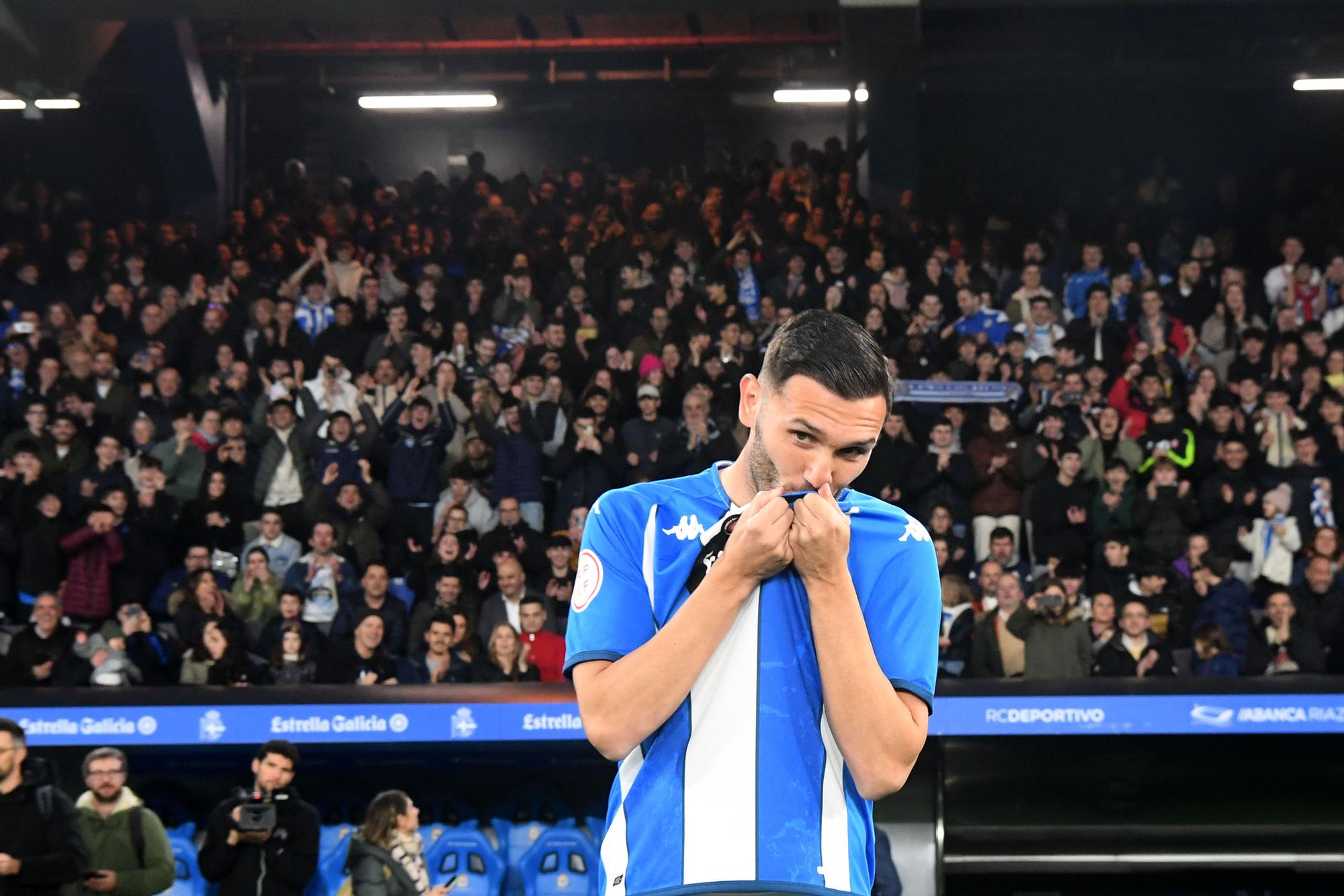 Riazor aclama a Lucas Pérez en su presentación