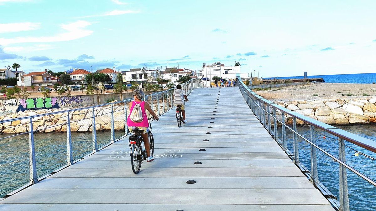 La pasarela 'Una línea sobre el Cervol', ubicada en Vinaròs y proyectada por SBP Ingenieros + Burgos & Garrido Arquitectos, ha ganado el Premio Hábitat, en los Premios Arquitectura 2025.