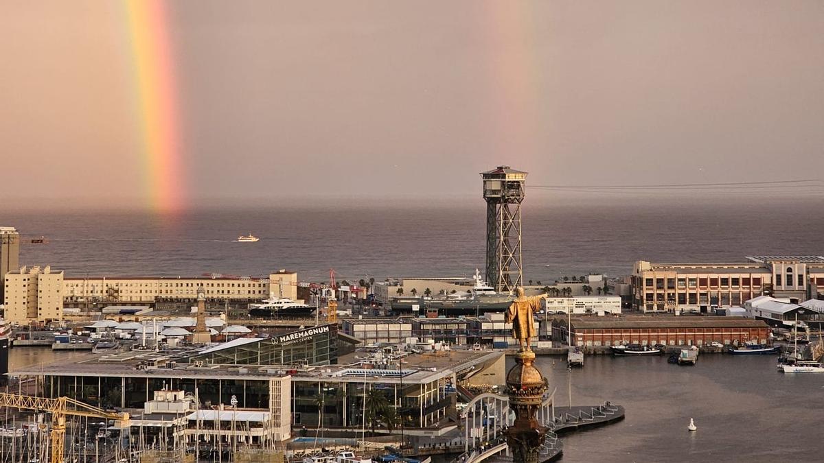 Vistas del puerto de Barcelona con el arcoiris de en el cielo (jueves, 11 de enero de 2024)