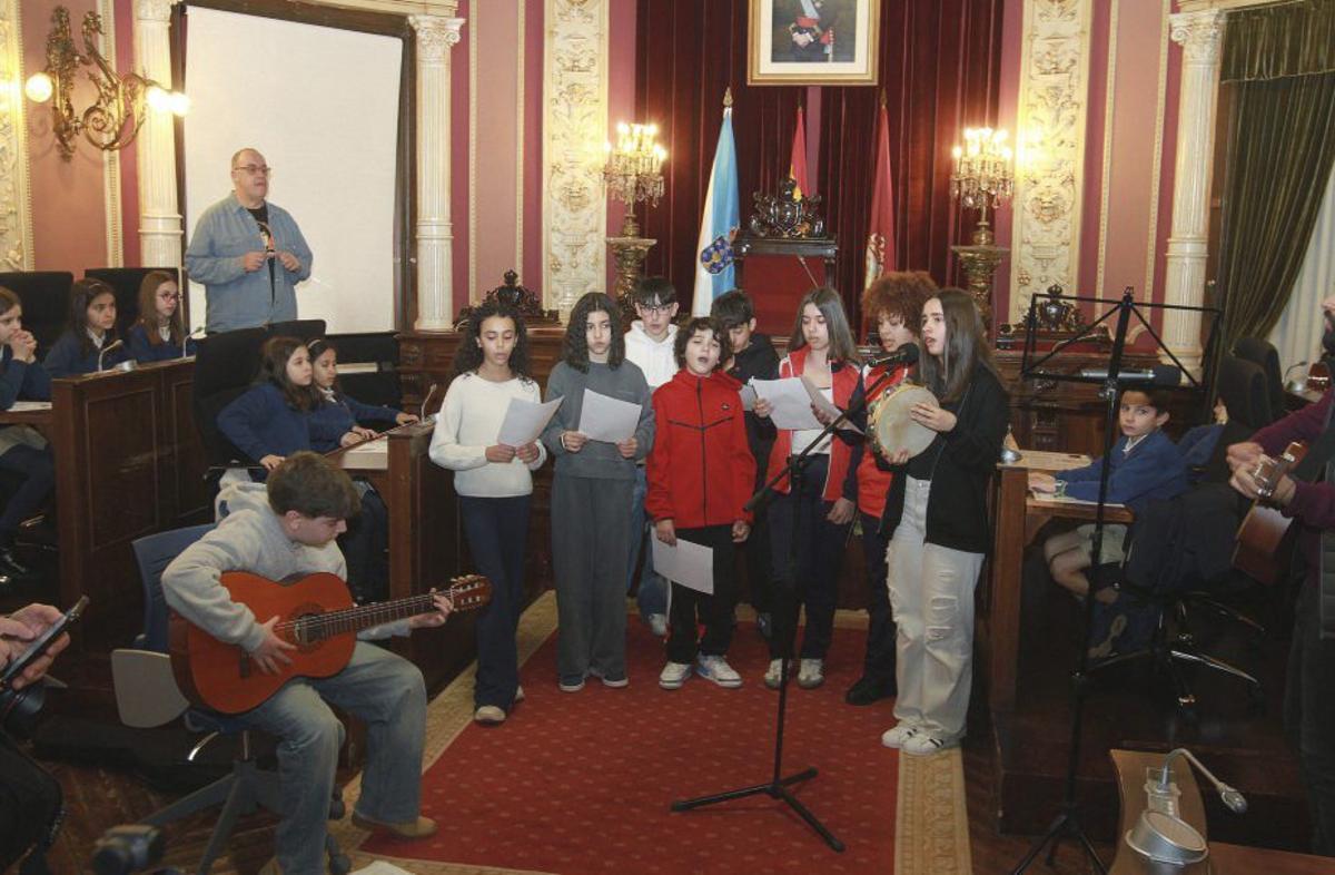 A actuación musical no salón de plenos do concello. | IÑAKI OSORIO