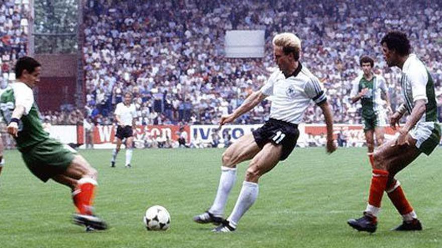 Rummenigge, acosado por dos jugadores argelinos en el partido que conmocionó al mundo del fútbol.