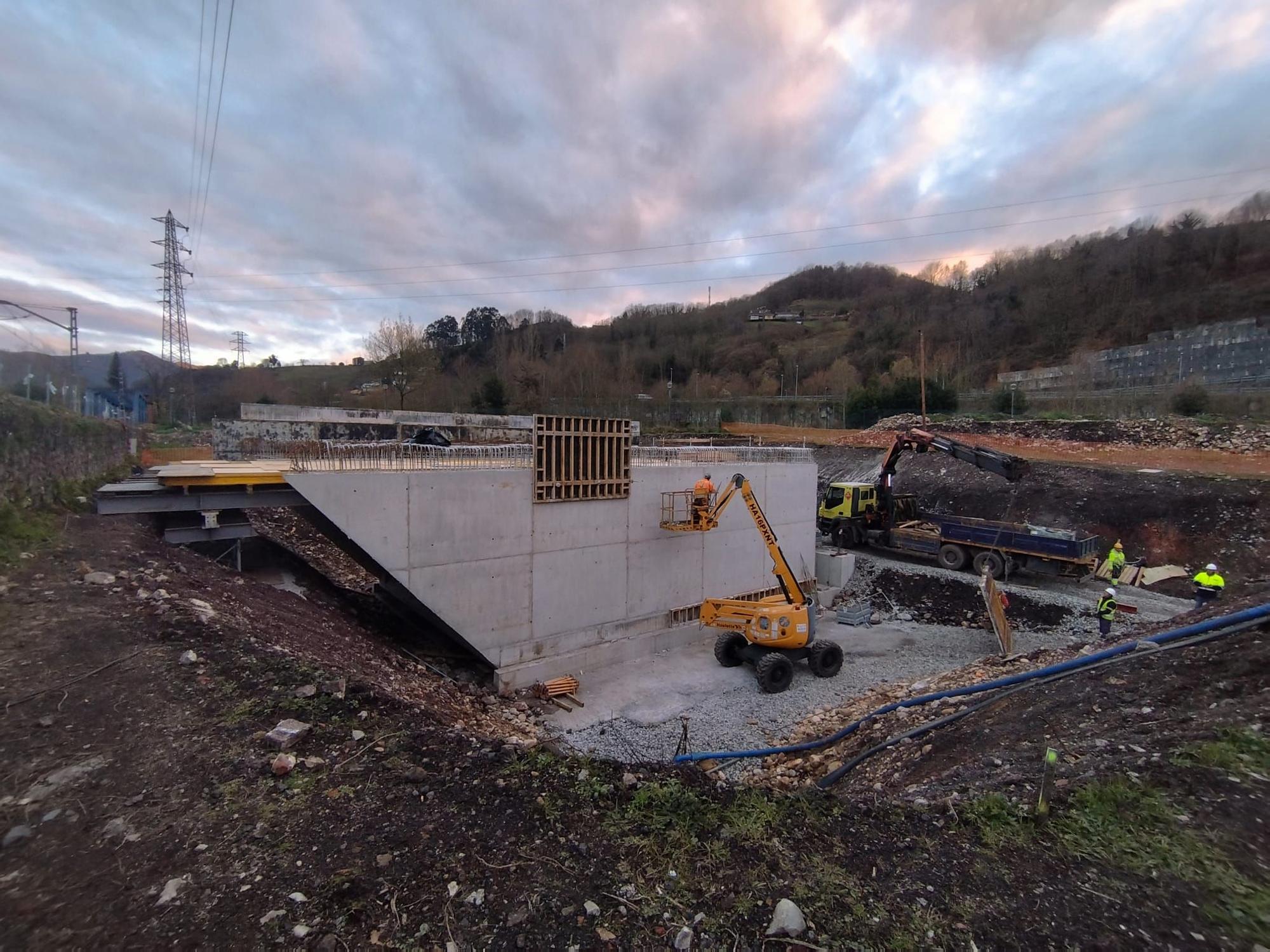 Obras de acceso al futuro ferial de talleres del Conde, en Langreo