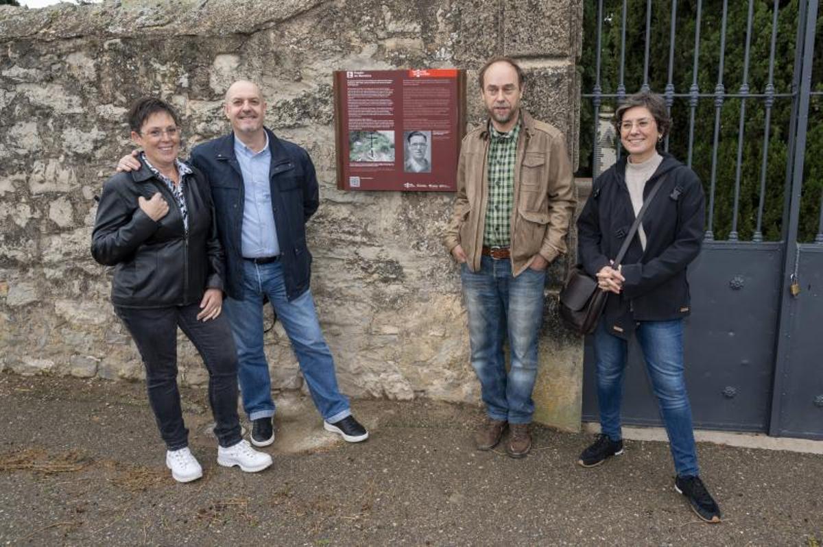 Los tres hermanos y el experto en la Guerra Civil, en el exterior del camposanto.