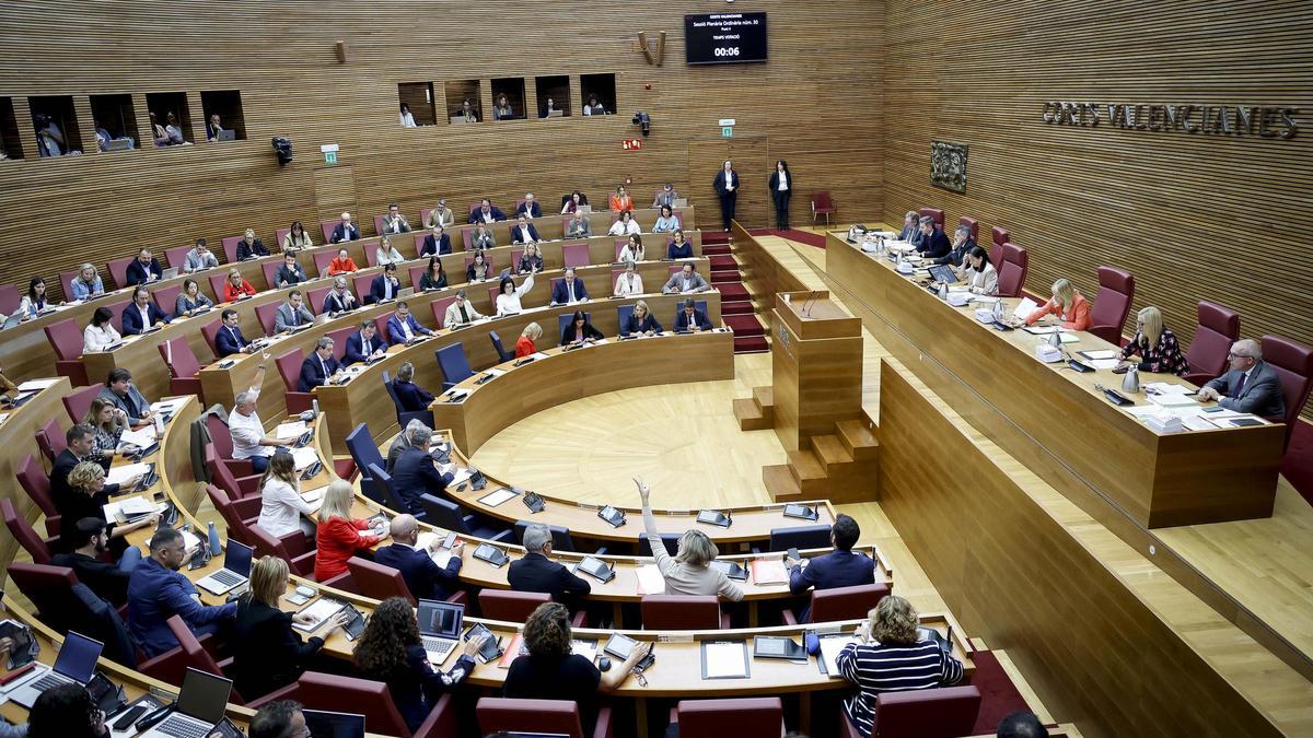 Los diputados votan durante la última sesión de control al Consell, este jueves.