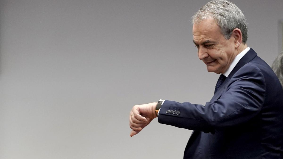 José Luis Rodríguez Zapatero mira el reloj.