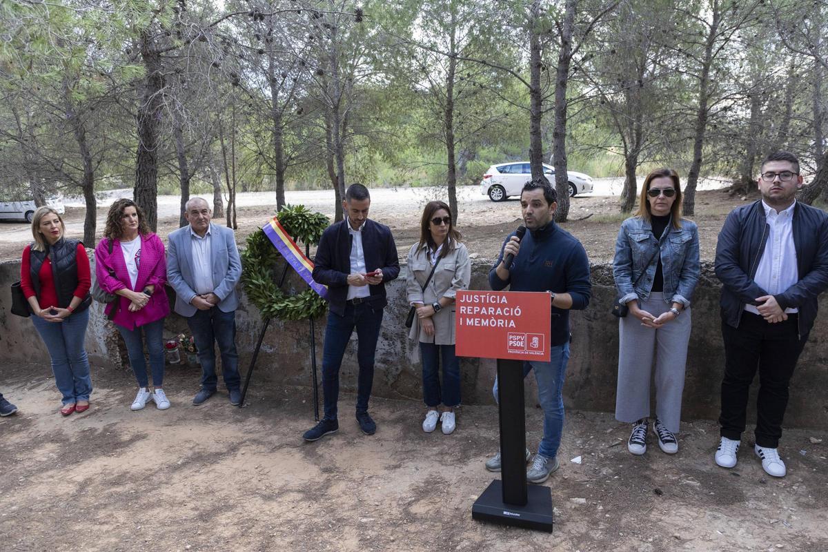 El PSPV de València conmemora el día de Todos los Santos en el Paredón de Paterna