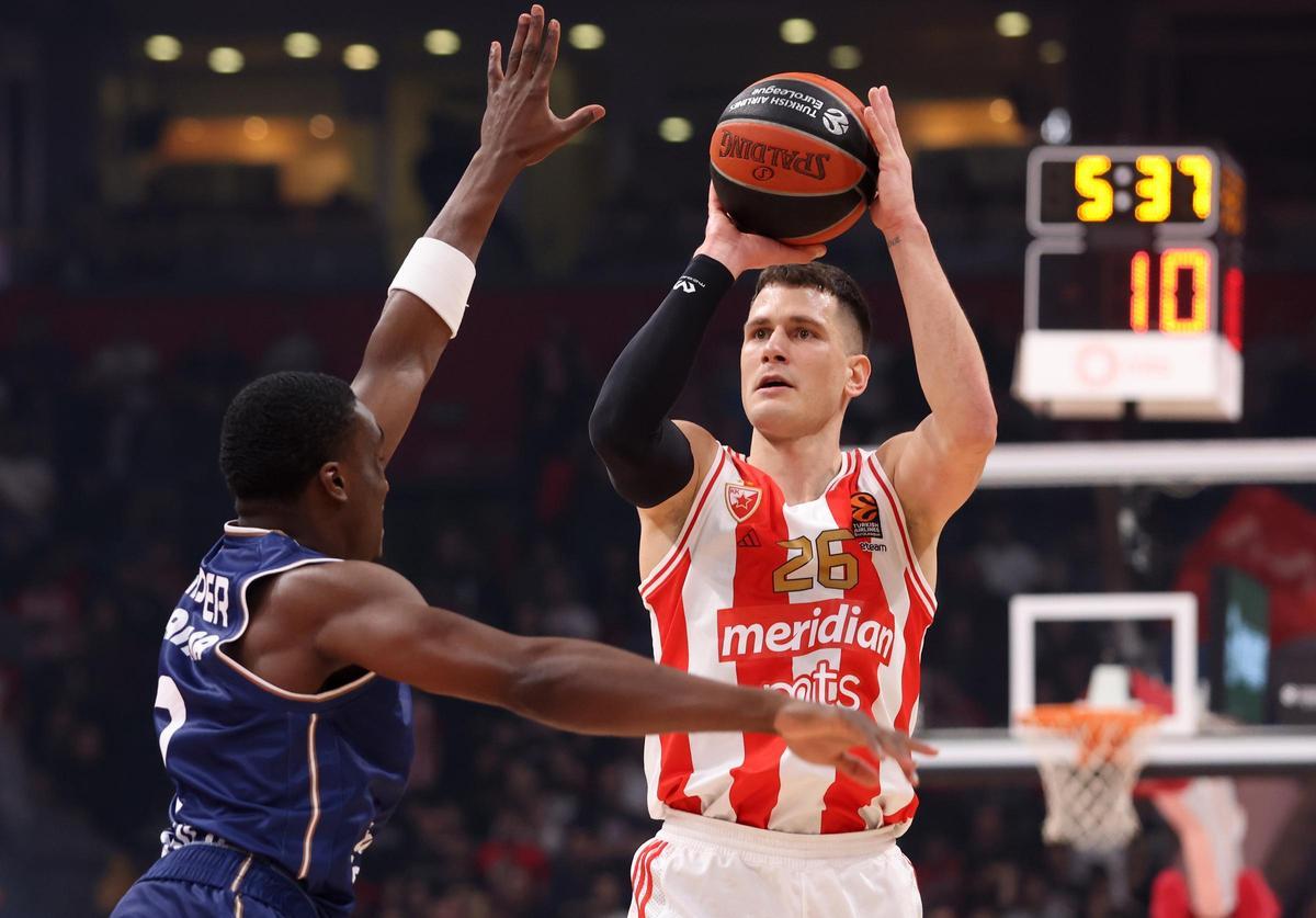 Nemanja Nedovic, en uno de sus lanzamientos en el partido Estrella Roja - Valencia Basket