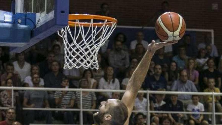 Oliver Arteaga trata de coger el balón en el partido de ida ante el Palencia disputado en el polideportivo de Pumarín.