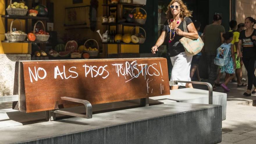 Aparece una pintada en la calle Blanquerna contra los pisos turísticos