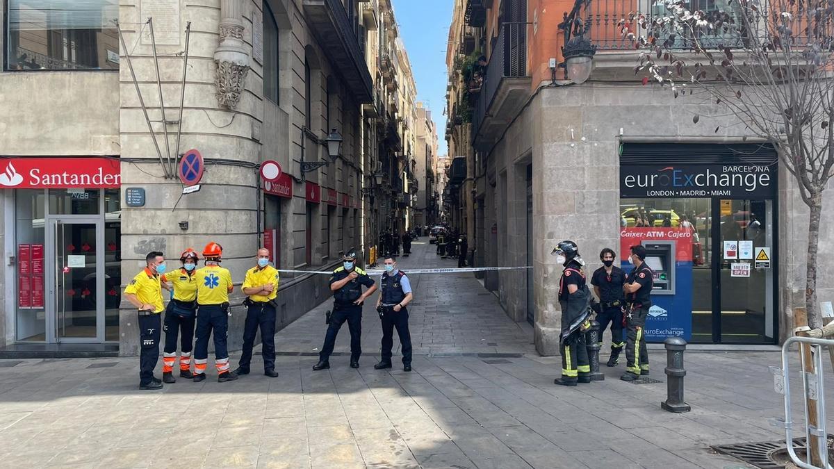 Desallotgen un hotel proper a la Rambla de Barcelona i acordonen la zona