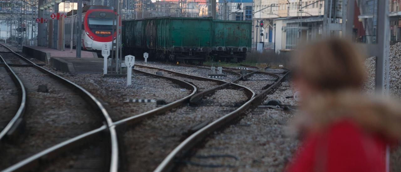 Un tren parado en la estación de Avilés.