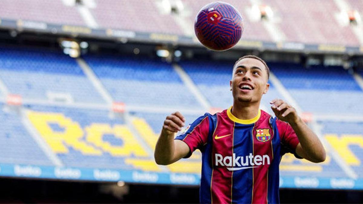 Dest se lió con los toques en el Camp Nou, pero acabó con una filigrana para quitarse el sombrero
