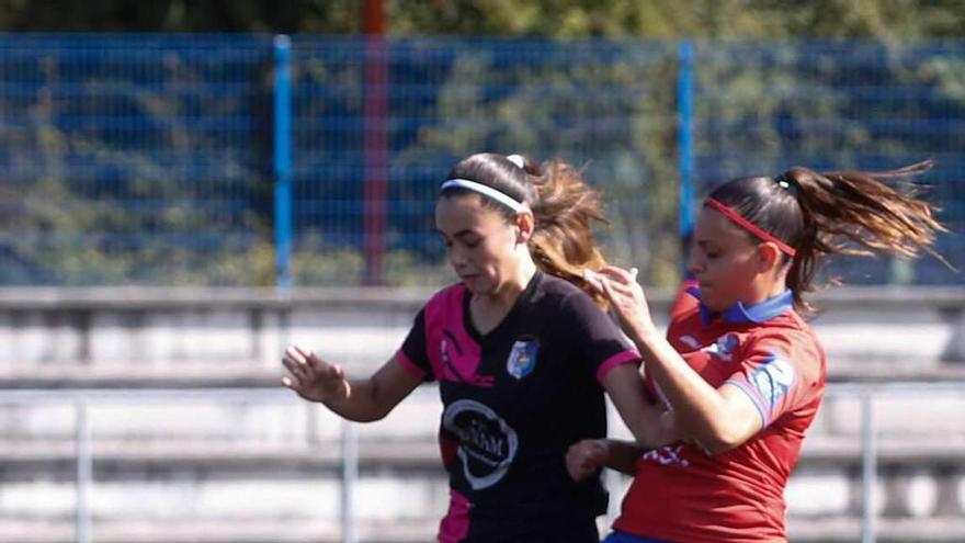 Dos jugadoras del Femiastur y del Gijón en un lance del partido.