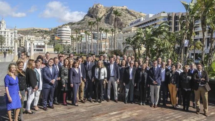 Foto de familia de Bonig con los candidatos a las Cortes, Congreso y Senado