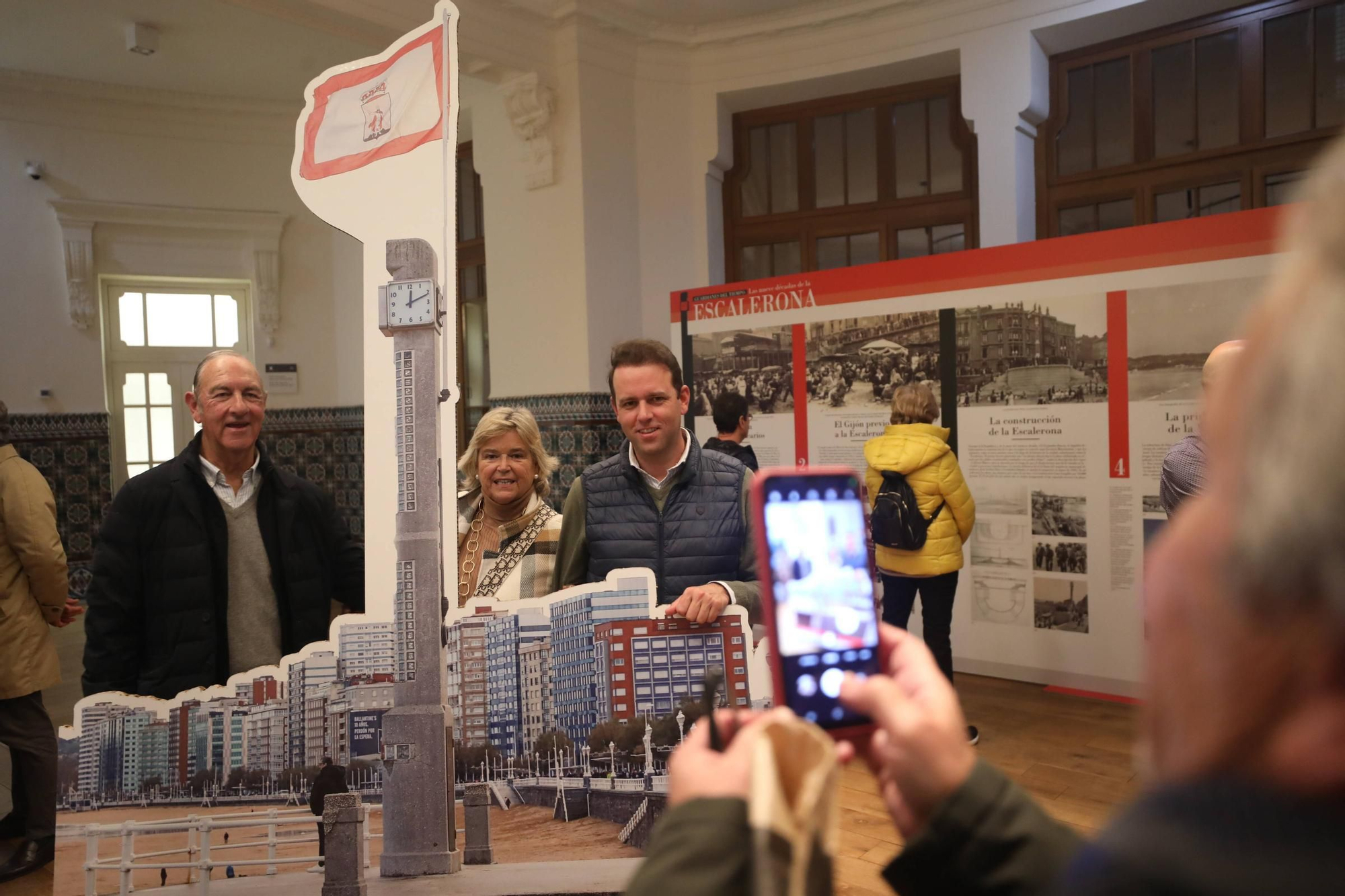 Visitantes en la exposición "Guardianes del tiempo" organizada por LA NUEVA ESPAÑA